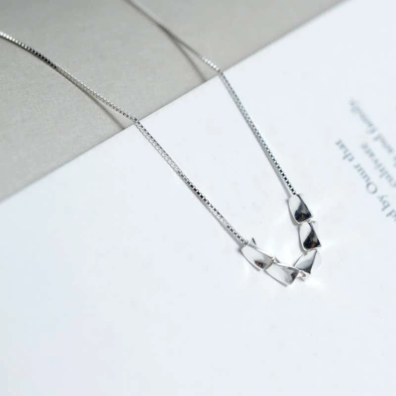 Collier minimaliste tendance en argent 925 avec petits cubes lisses